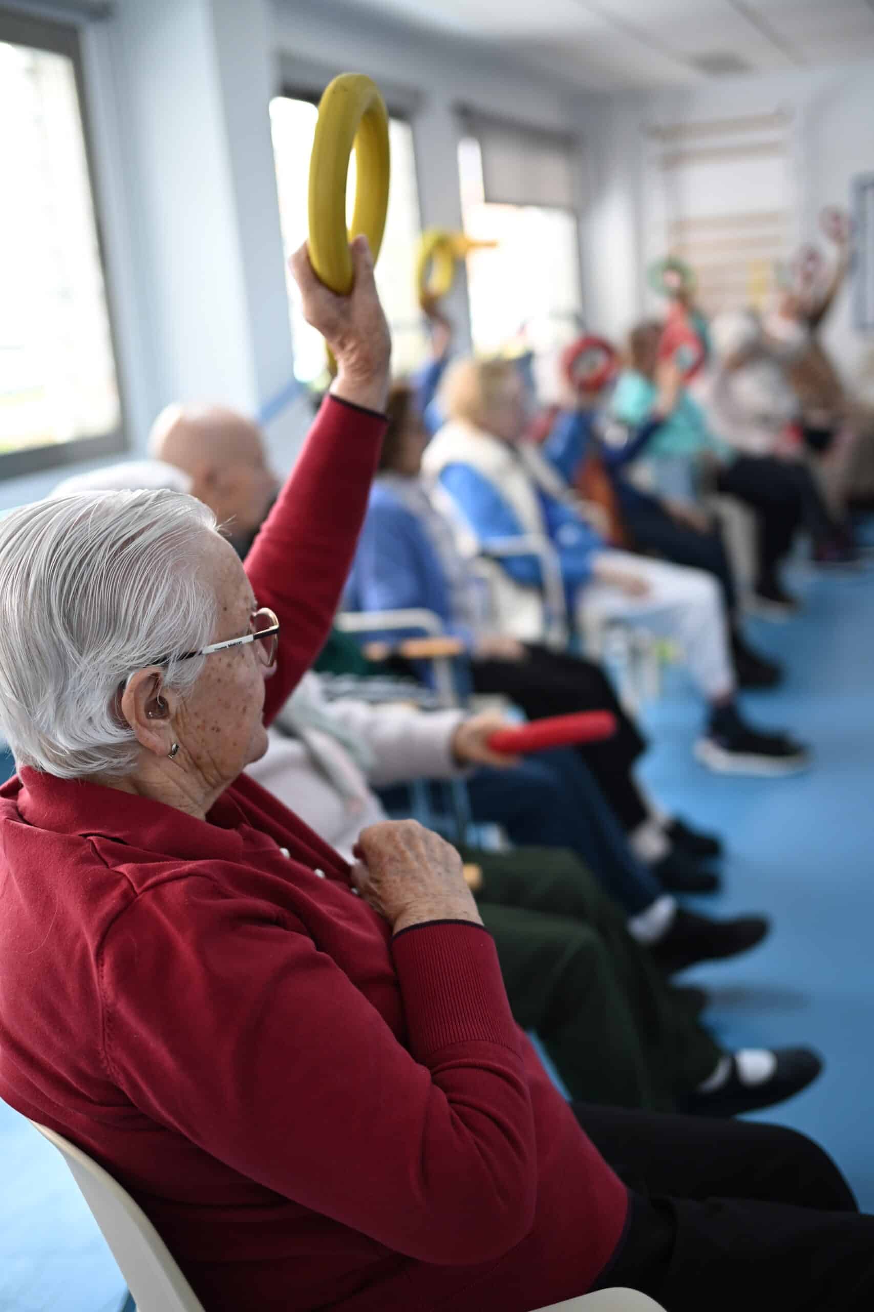 Sesión de actividad física adaptada en un hospital